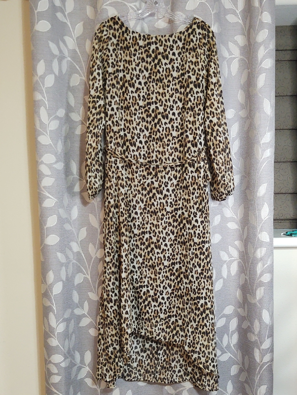 Gilli Leopard Print Long Sleeve Midi Dress size M